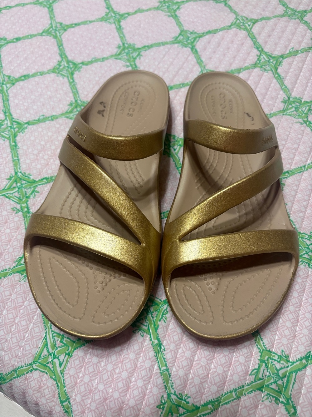 CROCS Metallic Gold Triple-Strap Sandals sz 8 women’s